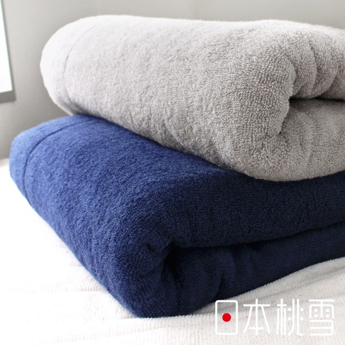 疊放的今治飯店毛巾被，上方為淺灰色，下方為深藍色，皆為觸感柔軟的毛圈織物。