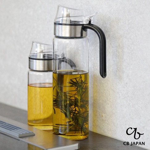 CB JAPAN atomico 系列耐熱玻璃油罐，右側是較大的油罐，內含迷迭香，左側是較小的油罐，內部裝有黃色液體。