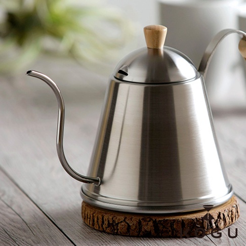 日製18-8不鏽鋼木柄極細口咖啡手沖壺，銀色不鏽鋼壺身，搭配原木色木柄，壺嘴細長，適合手沖咖啡。