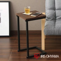 簡約時尚小邊桌 SDT-29，桌面為仿木紋材質，搭配黑色金屬C型桌腳，桌上擺放一杯飲料和一支手機。