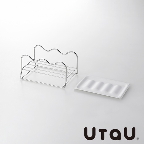 不鏽鋼多功能萬用瀝水支架，銀色，帶有一個白色托盤，上面有四個凹槽。