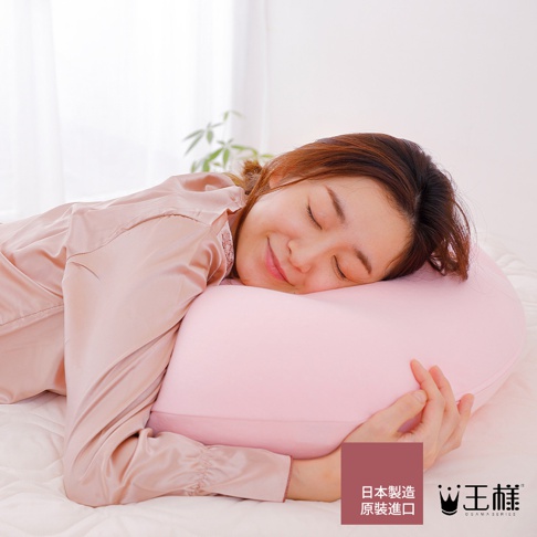 女性美容舒肩枕，粉紅色枕套，枕頭呈彎月形，一位女子枕著枕頭熟睡。