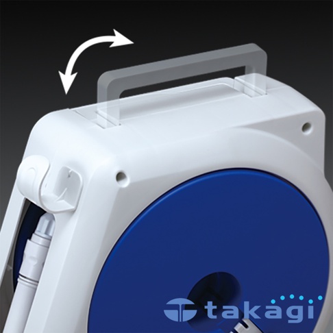 白色塑料製移動澆花灑水器，設有藍色圓盤和可折疊提把，左側有噴頭和軟管。