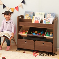 深棕色木質繪本收納架，附有三個置物層，頂層展示多本繪本，中間層有三個淺色收納盒，裝有彩色積木和玩具，底層為兩個附有圓形把手的抽屜，收納架下方裝有四個黑色輪子。