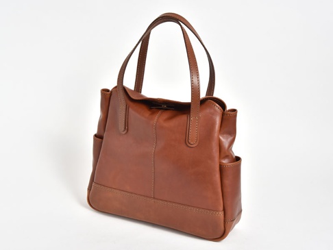 棕色皮革直式肩背托特包，設有雙提把、側面口袋及縫線細節。