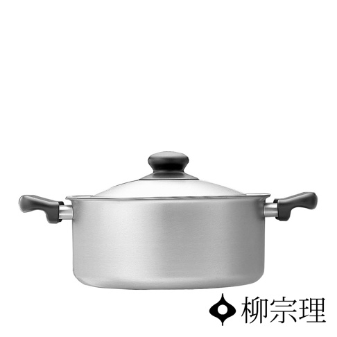 不鏽鋼霧面雙耳鍋，附有黑色把手與鍋蓋，鍋身銀色，整體呈現簡約設計。