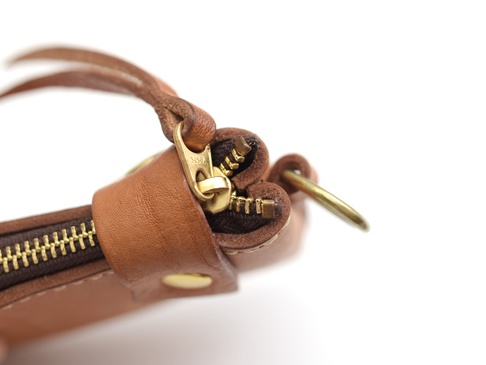 職人手作皮革獅鬃風拉鍊短夾，採用天然棕色皮革，配有金色 YKK 拉鍊及黃銅扣環，展現簡約質感。