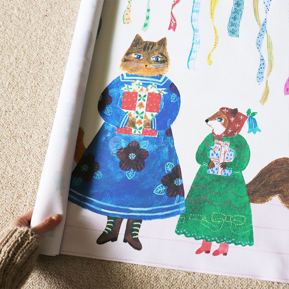 無框帆布藝術海報，描繪一隻穿著藍色洋裝的貓和一隻穿著綠色洋裝的狐狸，兩者都拿著禮物。背景有彩色絲帶飄落，整體風格為插畫。