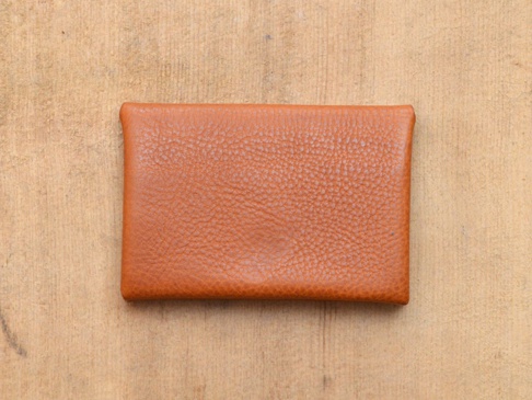 職人手作皮革Organ雙開卡片收納夾，淺棕色，表面有細緻的顆粒紋理，閉合狀態，平鋪於木紋背景上。