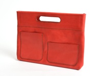 紅色皮革橫式收納袋，正面有兩個方形口袋，上方有兩個手把，皮革表面有縫線裝飾。