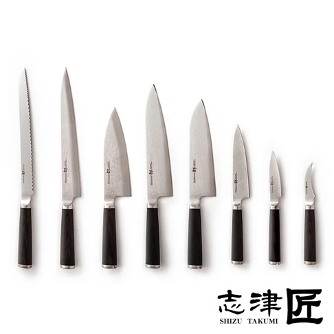 展示一組八件套廚刀，包括一把鋸齒麵包刀，其餘為不同尺寸的光滑刀刃廚刀。所有刀具均配有黑色手柄，刀刃部分為銀色金屬材質，部分刀刃有壓印的品牌標誌。
