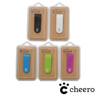 五個Cheero M-CLIP磁性夾，分別為黑色、白色、藍色、綠色和紫色。每個夾子皆為軟質塑膠材質，上面印有白色的小腳印圖案及品牌Logo。產品包裝為透明塑膠盒，內襯為牛皮紙板。