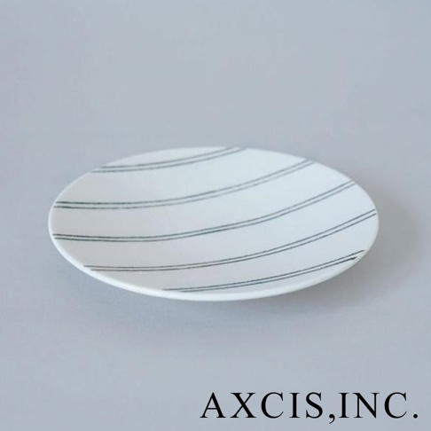 gohara mamiko 美濃燒手繪點心盤，白色盤身帶有細緻的深綠色條紋，為陶瓷材質。