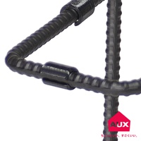 黑色金屬材質的廚房收納架，具有工業風格的粗獷紋路，兩個彎曲的桿件由黑色連接件固定，呈現結構感。