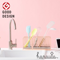 玫瑰金色不鏽鋼碗碟架，附有瀝水盤，直立式設計，架內擺放有藍色、黃色刮刀、打蛋器及白色鍋鏟、湯勺。