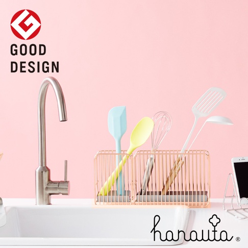 玫瑰金色不鏽鋼碗碟架，附有瀝水盤，直立式設計，架內擺放有藍色、黃色刮刀、打蛋器及白色鍋鏟、湯勺。