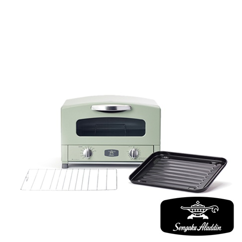 復古風格的淺綠色兩層烤箱，配有銀色把手和兩個旋鈕，附贈一個烤網和一個黑色烤盤。