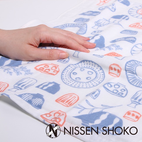 一塊印有藍色和珊瑚色蘑菇圖案的日式棉紗廚房擦拭巾，由棉紗製成，觸感柔軟。