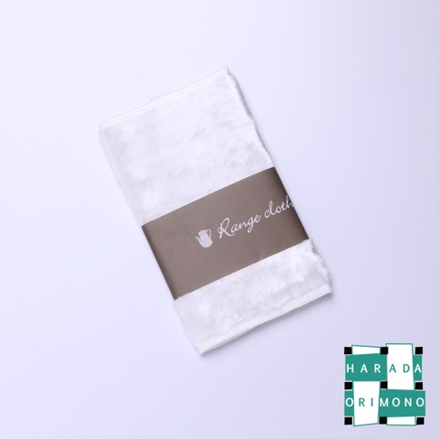 白色絨面材質的廚房專用擦拭布，中間包裹著棕色紙帶，印有「Range cloth」字樣和茶壺圖案。