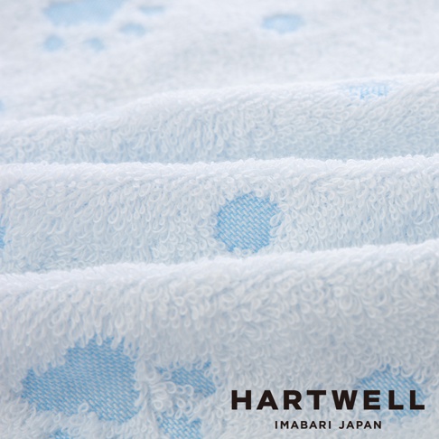 今治純棉點點紗布毛巾，淺藍色底布搭配藍色點點圖案，材質柔軟，布料有明顯的紋理和褶皺。