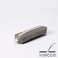 三河木綿刺子織筆袋，黑色與白色棋盤格紋，附有拉鍊與圓形拉環，置於白色背景上。