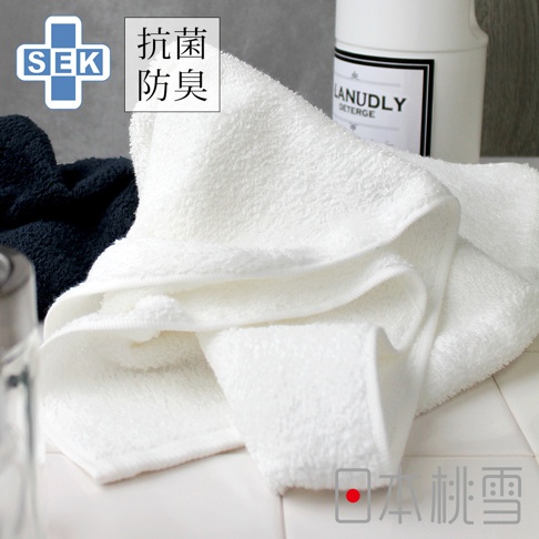SEK抗菌防臭運動大毛巾，質地柔軟，有白色和深藍色兩款，毛巾表面有細緻的織紋，觸感蓬鬆。