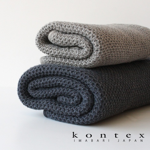 兩條捲起的 VINTAGE 鬆餅紋毛巾，分別為灰色和炭灰色，材質為棉麻混紡。
