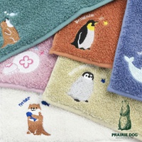 多款今治精梳棉方巾，分別以綠色、橘色、粉色、米黃色及藍色呈現，皆有可愛動物刺繡，例如水獺、企鵝和鯨魚。