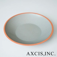 一個灰色陶瓷義大利麵盤，邊緣有一圈橘紅色素燒陶土。