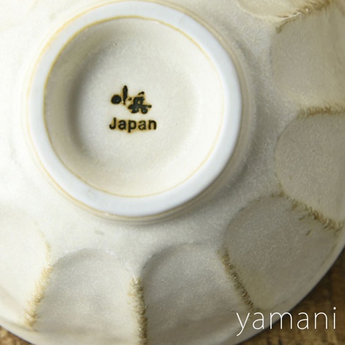 小兵六魯粉引丼碗，14.5公分，米白色陶瓷，表面有六邊形紋理，底部印有「小兵」日文及「Japan」字樣。