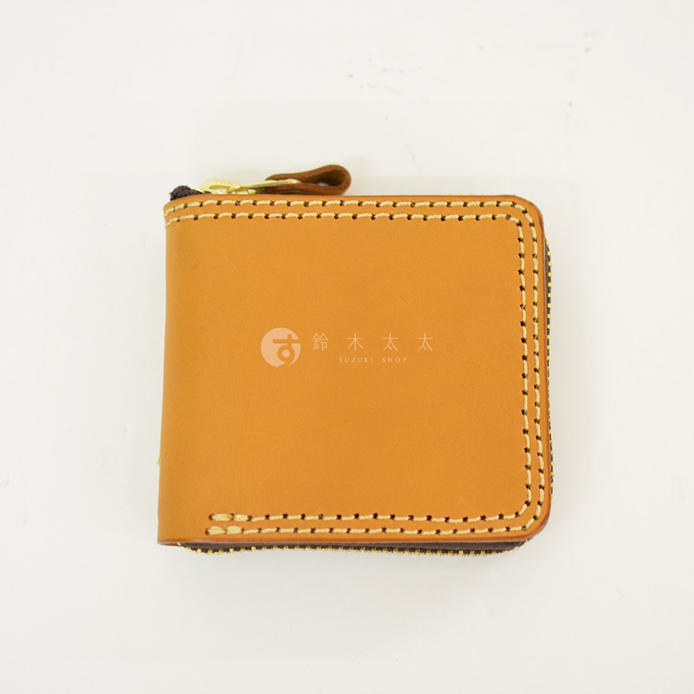 一個日本HERZ職人手作的棕色Latigo軟皮革全包式拉鍊短夾，採用精緻的粗縫線工藝，拉鍊頭附有皮革拉環，表面印有鈴木太太商標。