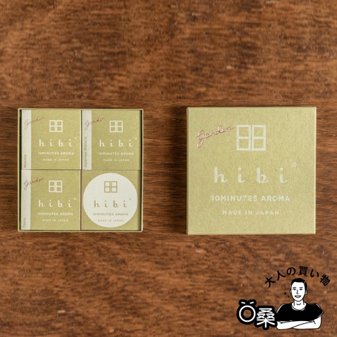 綠色紙盒包裝的「hibi 香氛火柴禮盒 花園系列款」，內含三組不同香氛（Mimosa, Japanese Wisteria, Peony）的火柴，每組火柴盒上印有「Garden」字樣、品牌Logo、10MINUTES AROMA及MADE IN JAPAN字樣。