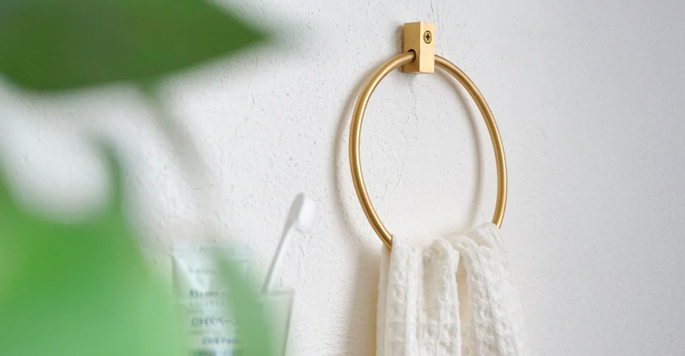 輕奢黃銅圓形毛巾環，金色，圓環設計，壁掛式，附有白色毛巾。