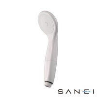 白色塑膠蓮蓬頭，帶有圓形出水盤，盤上佈滿細小的噴水孔，手柄部分為白色，底部有螺紋接口。