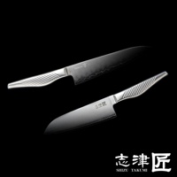 兩把銀色不鏽鋼主廚刀，刀身有波浪紋路，刀柄有細緻的防滑紋理。