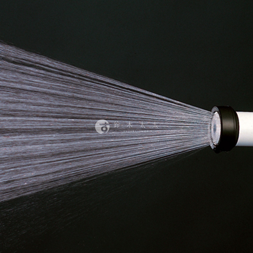 白色管狀產品末端連接黑色圓形調節環，正噴出細密水流，水流呈現扇形散射狀。