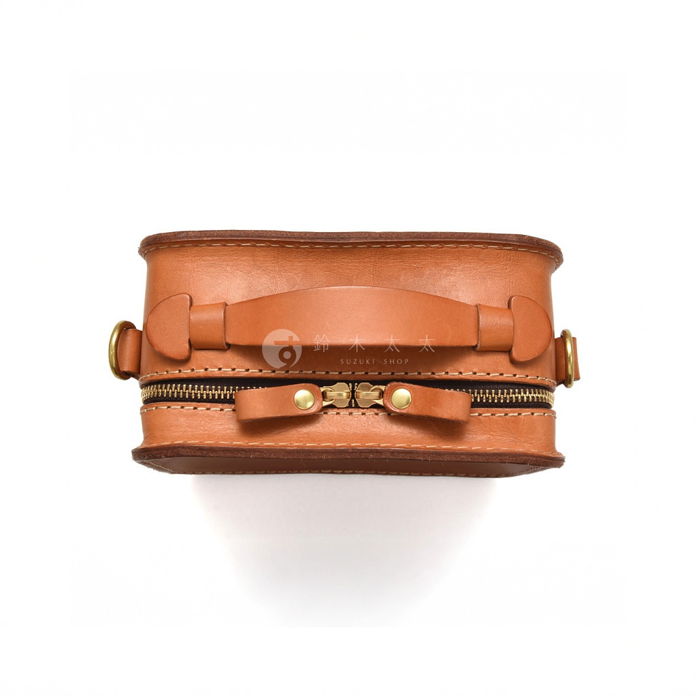 日本HERZ 職人手作皮革兩用迷你小方包 CW-40 棕色，頂部設有皮革提把，前方為拉鍊開口，並有兩個拉鍊頭，側面有金屬環可連接背帶。