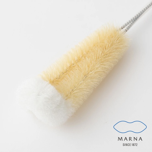 L型水瓶壺清潔刷，刷頭部分由淺黃色細長刷毛和白色較短絨毛組成，刷柄為銀灰色金屬材質。