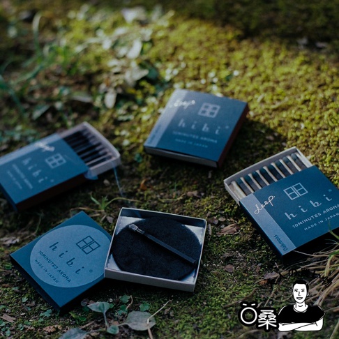 四盒深藍色紙盒香氛火柴，其中兩盒打開，露出木質調香氛火柴，火柴頭為銀色，紙盒上印有白色「hibi」品牌標誌與「deep」字樣。