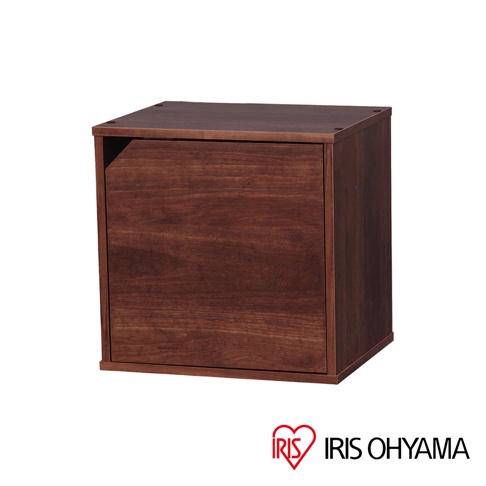 深棕色木紋立方體附門組合收納櫃，材質為木質，設計簡約，門板平整，櫃體邊緣有細微接縫。