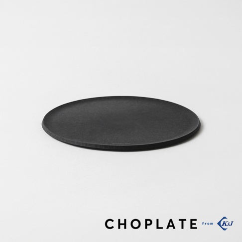 CHOPLATE 兩用砧板盤，26公分，圓形，黑色，具細緻紋理，材質看似複合材質或石材，簡約設計。