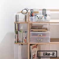 木製層架上的透明收納盒，內有書籍、文件夾和遊戲光碟。其中一個收納盒內含遊戲手把、遙控器及筆。