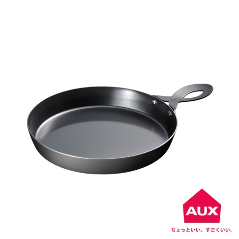 leye 披薩小鐵鍋，經典黑色，圓形鍋身，設有黑色金屬手柄，鍋身外部有兩顆銀色鉚釘固定手柄。