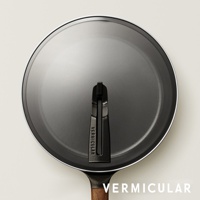 日本製Vermicular鑄鐵平底深鍋26cm，配有黑色琺瑯塗層和木質手柄，鍋蓋為黑色金屬材質。