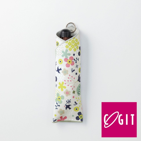 吸水速乾便攜傘套 (短款)，淺色布料印有多彩花鳥圖案，頂部有銀色掛環。