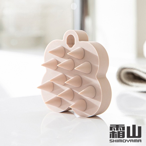 淺粉色蝴蝶造型頭皮按摩洗頭刷，圓潤的刷毛設計，適用於乾濕兩用。