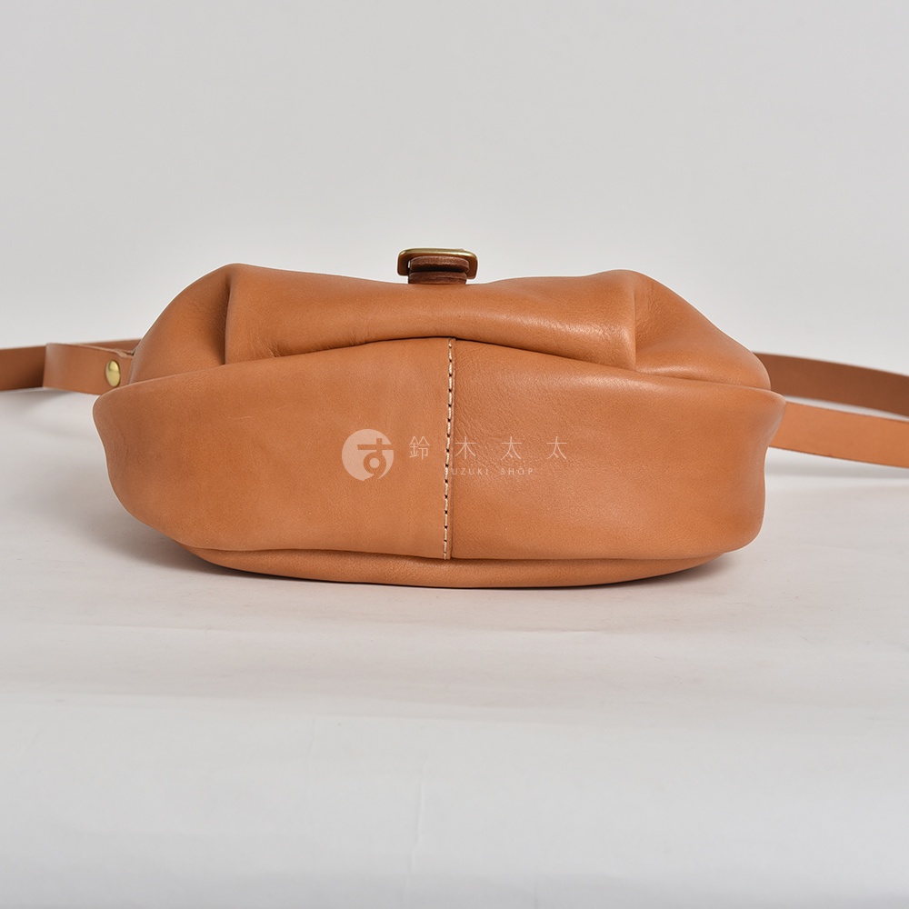 日本HERZ職人手作皮革休閒旅行馬鞍包，棕褐色皮革，側面視角，有品牌標誌