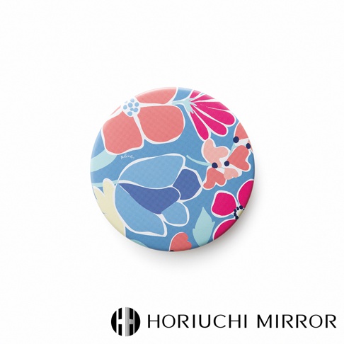 NAPURE plune. 隨身口袋小圓鏡，藍色底色搭配鮮豔的花卉圖案，包含粉紅色、藍色、橘色等花瓣與綠色葉片。