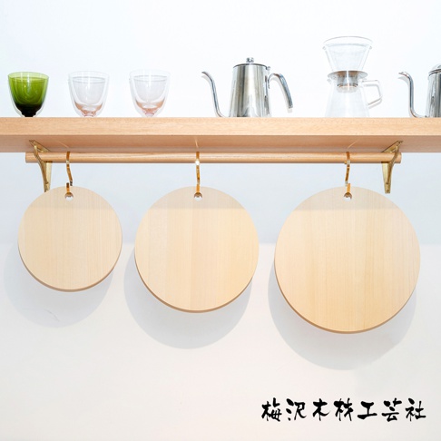展示三個圓形木製砧板，分別懸掛在淺色木架上。砧板為天然淺木色，紋理清晰。