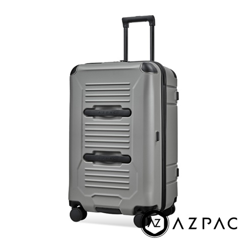 AZPAC Trucker 3.0 26吋灰色煞車防爆行李箱，帶有可伸縮拉桿和四個萬向輪，箱身有多條橫向紋路和兩個黑色提把，箱體右下方有AZPAC的品牌標誌。